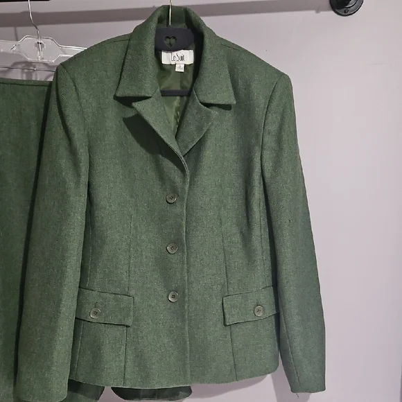Classic Green Women's Skirt Suit by Le Suit - Picture 3 of 5